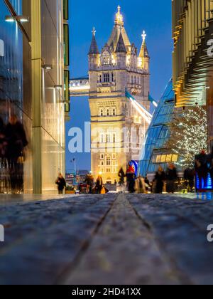 Die berühmte Tower Bridge, Blick von einer schmalen Straße in der Stadt London in der Dämmerung nach unten, in England - Vereinigtes Königreich Stockfoto