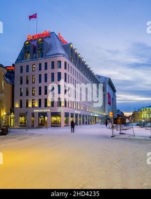 Turku, Finnland - 24. Dezember 2021: Vertikale Nachtansicht des Scandic Hotels vor der Innenstadt von Turku, Scandic ist eine schwedische Hotelkette Stockfoto