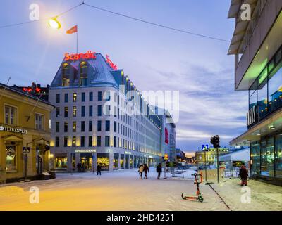 Turku, Finnland - 24. Dezember 2021: Vertikale Nachtansicht des Scandic Hotels vor der Innenstadt von Turku, Scandic ist eine schwedische Hotelkette Stockfoto