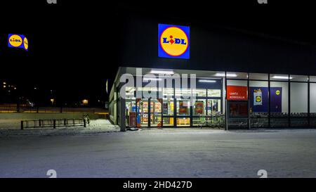 Turku, Finnland - 24. Dezember 2021: Horizontale 16:9-Nächte-Ansicht des Lidl-Lebensmittellades. Stockfoto