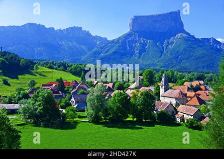 Frankreich, Isere (38) Naturpark von Vercors. Dorf Chichilianne und im Hintergrund Mont Aiguille Stockfoto