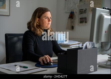 Berlin, Deutschland. 29th Dez 2021. Clara Herrmann (Bündnis 90/die Grünen), Bezirksbürgermeisterin von Friedrichshain-Kreuzberg, sitzt in ihrem Büro. Quelle: Christophe Gateau/dpa/Alamy Live News Stockfoto