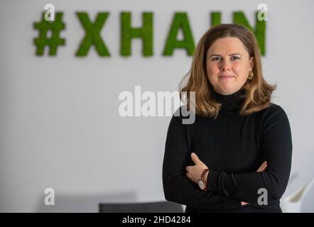 Berlin, Deutschland. 29th Dez 2021. Clara Herrmann (Bündnis 90/die Grünen), Bezirksbürgermeisterin von Friedrichshain-Kreuzberg, steht in ihrem Büro. Quelle: Christophe Gateau/dpa/Alamy Live News Stockfoto