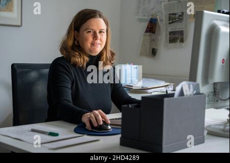 Berlin, Deutschland. 29th Dez 2021. Clara Herrmann (Bündnis 90/die Grünen), Bezirksbürgermeisterin von Friedrichshain-Kreuzberg, sitzt in ihrem Büro. Quelle: Christophe Gateau/dpa/Alamy Live News Stockfoto