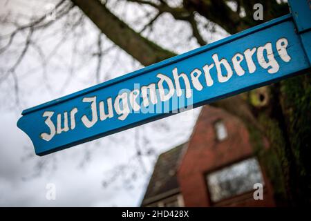 Emden, Deutschland. 03rd Januar 2022. Ein Schild weist auf die Jugendherberge Emden hin. Mehrere Jugendherbergen in Niedersachsen nehmen vor dem Hintergrund der Corona-Pandemie Flüchtlinge auf. Dies soll bestehende Kapazitäten ausgleichen und Infektionen mit dem Corona-Virus verhindern. Quelle: Sina Schuldt/dpa/Alamy Live News Stockfoto