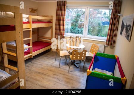 Emden, Deutschland. 03rd Januar 2022. Ein Zimmer im Emden Youth Hostel. Mehrere Jugendherbergen in Niedersachsen nehmen vor dem Hintergrund der Corona-Pandemie Flüchtlinge auf. Dies soll bestehende Kapazitäten ausgleichen und Infektionen mit dem Corona-Virus verhindern. Quelle: Sina Schuldt/dpa/Alamy Live News Stockfoto