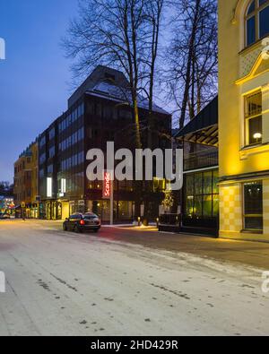 Turku, Finnland - 24. Dezember 2021: Horizontaler Blick auf die Straße von Eerikinkatu mit Scandic Hotel Logo im Hintergrund. Stockfoto
