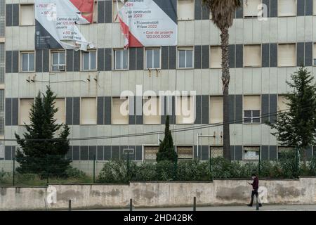 Palma de Mallorca, Spanien; 02 2022. januar: Altes und verlassenes Krankenhaus Son Dureta an einem bewölkten Tag, in der Stadt Palma de Mallorca, Spanien Stockfoto