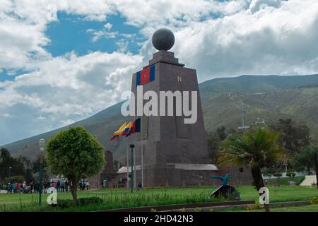 San Antonio de Pichincha, Pichincha, Ecuador - Dezember 4 2021: Gruppe von Touristen, die das Denkmal der Mitte der Welt in der Nähe der Stadt Quito betreten Stockfoto