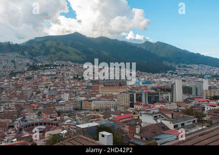 Quito, Pichincha, Ecuador - Dezember 4 2021: Panoramablick bei Sonnenuntergang auf die Basilika des Nationalen Gelübdes im historischen Zentrum von Quito Stockfoto