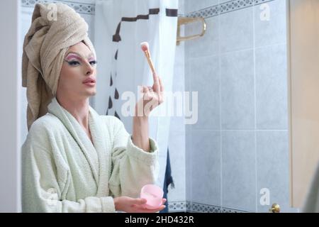 Ziehen Sie Queen Person Anwendung der Rouge auf die Wangen nach dem Duschen. Stockfoto