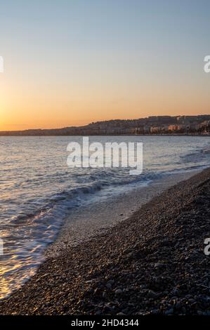 Sonnenuntergang am schönen Strand im Winter Stockfoto