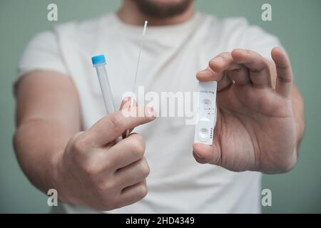 Negatives Testergebnis unter Verwendung des SARS-CoV-2 Antigen-Schnelltestkits. Stockfoto