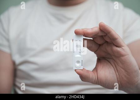 Negatives Testergebnis durch Verwendung eines Schnelltestgeräts für COVID-19. Stockfoto