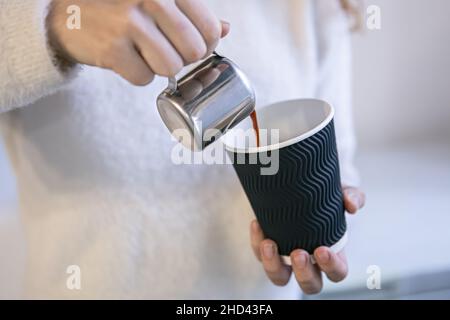 Nahaufnahme von Baristas, die Espresso in ein Glas gießen. Stockfoto