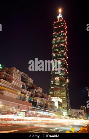 Blick auf den legendären Taipei 101 Turm bei Nacht vor dem Hintergrund von Lichtwegen. Stockfoto