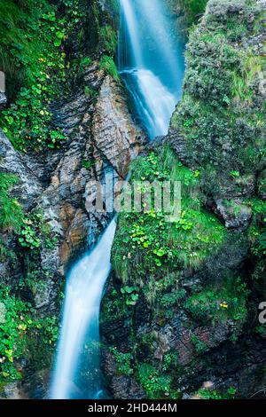 Langzeitaufnahme eines Wasserfalls, der im Hafen von San Isidro in Asturien gefunden wurde.das Wasser des Wasserfalls ist mit dem typischen seidigen Effekt A zu sehen Stockfoto