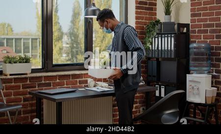 Arbeitsloser Mann, der nach Entlassung aus der Arbeit Dinge im Kasten sammelte und sich Sorgen um die zukünftige Karriere machte. Person, die schlechte Nachrichten über die Beschäftigung erhält und während einer Pandemie von der Arbeit entlassen wird. Stockfoto