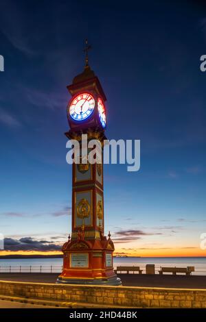 England, Dorset, Weymouth, Weymouth Esplanade, der Jubilee Clock Tower, der 1888 zum Gedenken an das Goldene Jubiläum von Königin Victoria errichtet wurde Stockfoto