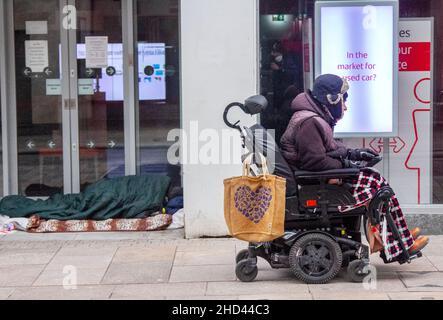 Preston, Lancashire. UK Wetter 3 Jan 2022. Kein glückliches neues Jahr für die Obdachlosen. Mit dem Ende des heißen Zaubers sinkt die Temperatur auf 7C, ersetzt durch kalte Nordwinde und niedrige Temperaturen für raue Menschen und Obdachlose in Preston. Quelle: MediaWorldImages.AlamyLiveNews Stockfoto