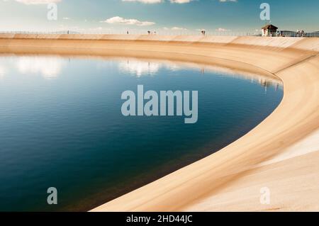 Wasserkraftwerk Dlouhe strane. Tschechische Republik. Pumpenlager Blick auf den oberen Stausee auf dem Gipfel des Berges Stockfoto