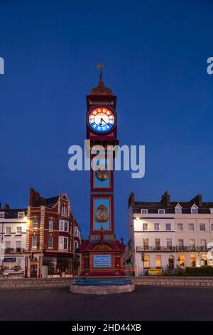 England, Dorset, Weymouth, Weymouth Esplanade, der Jubilee Clock Tower, der 1888 zum Gedenken an das Goldene Jubiläum von Königin Victoria errichtet wurde Stockfoto