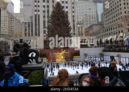 Eisbahn am Rockefeller Center mit dem Weihnachtsbaum. Manhattan, New York City, USA. Stockfoto