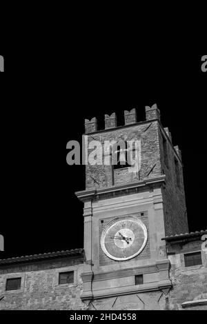 Cortona alter Uhrturm, Symbol der kleinen und charmanten antiken Stadt in der Toskana, fertiggestellt im 15th. Jahrhundert (Schwarz-Weiß mit Kopierraum) Stockfoto