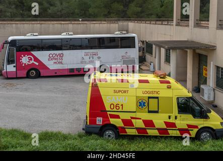 Palma de Mallorca, Spanien; januar 02 2022: Ambulanz und Bus wurden in eine mobile Covid-19-Impfstelle umgewandelt, die in einer medizinischen Einrichtung abgestellt wurde. Palma d Stockfoto