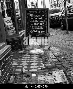 A-Rahmen Kreidetafel Straßenschild vor einem Kaffee, Eastbourne, England, Graustufenbild Stockfoto