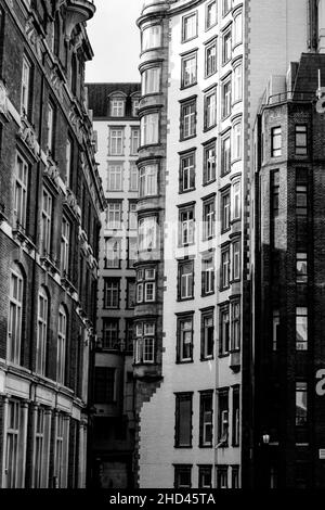 Vertikale Aufnahme von architektonischen Gebäuden in London, England, Graustufenbild Stockfoto