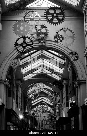 Vertikale Aufnahme von Burlington Arcade mit Motorrädern, Maschinenteilen, Räder, London, Graustufen Stockfoto