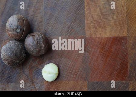 Getrocknete Dessertgewürze und goldene Tannenzapfen weihnachtsdekoration auf dunklem Holztisch Stockfoto