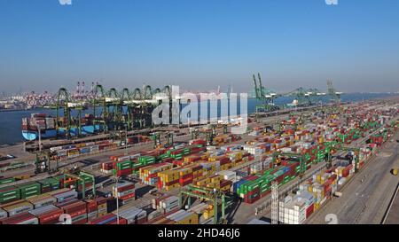 Peking, China. 18th Dez 2021. Luftaufnahme vom 18. Dezember 2021 zeigt eine Ansicht eines internationalen Containerterminals im Hafen von Tianjin in der nordchinesischen Gemeinde Tianjin. Kredit: Zhao Zishuo/Xinhua/Alamy Live Nachrichten Stockfoto