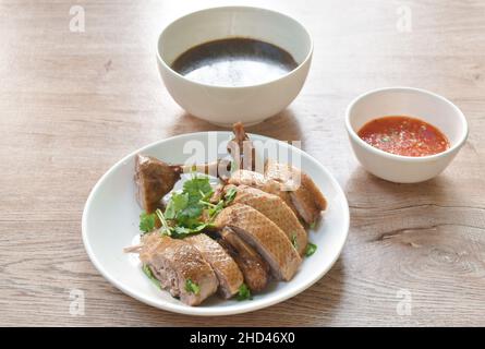 Gekochtes Entenfleisch in schwarzer Sojabohnensauce, das würzige Chilisauce eintaucht Stockfoto