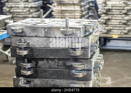 Große Metallpressen für die Herstellung von verschiedenen Formen von Glasprodukten sind in der Fertigung oder Fabrik auf Lager. Stockfoto