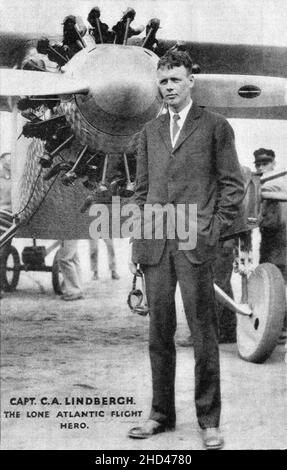 Eine Vintage-Postkarte mit dem Titel „Capt. C. A. Lindbergh - der einone Atlantic Flight Hero“. Aus dem Jahr 1927. Zeigt Charles Lindbergh, den amerikanischen Flieger, der vor seinem Flugzeug ‘Spirit of St. Louis’ posiert, in dem er am 20-21. Mai 1927 für seinen Solo-Nonstop-Flug von New Yorks Long Island nach Paris, Frankreich, den Orteig-Preis gewann und eine Strecke von fast 3.600 Meilen zurücklegte. Stockfoto