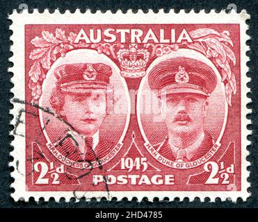 Eine australische Briefmarke aus dem Jahr 1945, Ausgabe 2 1/2D, mit dem Herzog und der Herzogin von Gloucester. Prinz Henry, Herzog von Gloucester, war vom 30. Januar 1945 bis zum 11. März 1947 Generalgouverneur von Australien. Der Stempel wurde von Frank D. Manley entworfen und graviert. Stockfoto