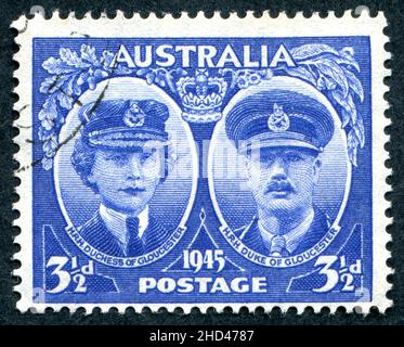 Eine australische Briefmarke aus dem Jahr 1945, Ausgabe 3 1/2D, mit dem Herzog und der Herzogin von Gloucester. Prinz Henry, Herzog von Gloucester, war vom 30. Januar 1945 bis zum 11. März 1947 Generalgouverneur von Australien. Der Stempel wurde von Frank D. Manley entworfen und graviert. Stockfoto