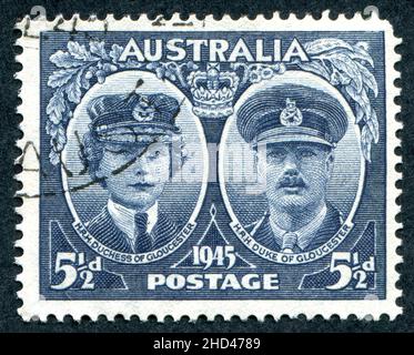 Eine australische Briefmarke aus dem Jahr 1945, Ausgabe 5 1/2D, mit dem Herzog und der Herzogin von Gloucester. Prinz Henry, Herzog von Gloucester, war vom 30. Januar 1945 bis zum 11. März 1947 Generalgouverneur von Australien. Der Stempel wurde von Frank D. Manley entworfen und graviert. Stockfoto