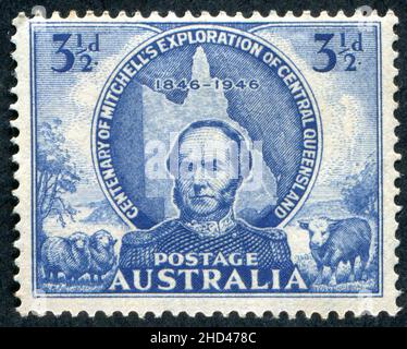 A 1946 Issue 3 1/2D Australische Briefmarke zum Gedenken an den 100. Jahrestag von Sir Thomas Mitchells Erkundung von Central Queensland, Australien. Der Stempel wurde von Frank D. Manley entworfen und graviert. Stockfoto