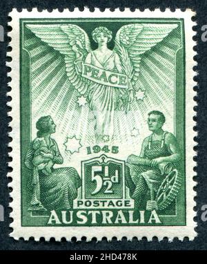 Eine australische Briefmarke aus dem Jahr 1946 mit dem Titel ‘Peace 1945’, Ausgabe 5 1/2D, zum Gedenken an das Ende des Zweiten Weltkriegs. Die Marke wurde von George Lissenden entworfen und von Frank D. Manley gestochen. Stockfoto