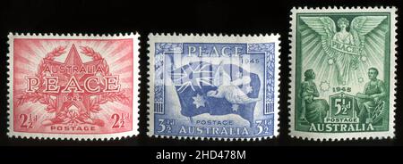 Ein Satz australischer Briefmarken der Ausgabe 1946 mit dem Titel ‘Peace 1945’ zum Gedenken an das Ende des Zweiten Weltkriegs. Die Marken wurden von Frank D. Manley und George Lissenden entworfen und von Manley gestochen. Stockfoto