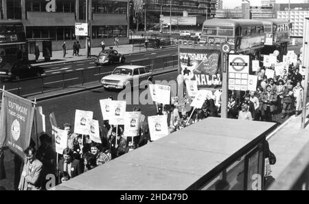 Eine Demonstration von Mitgliedern der Southwark-Niederlassung der britischen Gewerkschaft, NALGO (National and Local Government Officers' Association) und dem Southwark Trades Council, die gegen die Entlassung eines Arbeitnehmers aus dem Southwark London Borough Council protestierten. Mitte 1980s. Das Foto zeigt die Marschierenden am Elephant and Castle Shopping Centre, Southwark, London. Die Protestierenden tragen Banner, Ballons und Plakate mit dem Slogan „Who Cares About Workers? – Nicht Der Rat Von Southwark“. Stockfoto