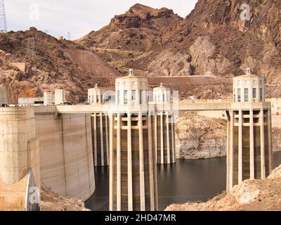 Luftaufnahme des Hoover-Staudamms an einem sonnigen Tag im Black Canyon, Arizona, USA Stockfoto