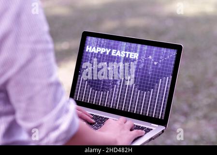 Textunterschrift mit Frohe Ostern. Geschäftsansatz eine Feier der Auferstehung Jesu Christi von der Frau bei Sonnenaufgang, die auf dem Laptop eintippt Stockfoto