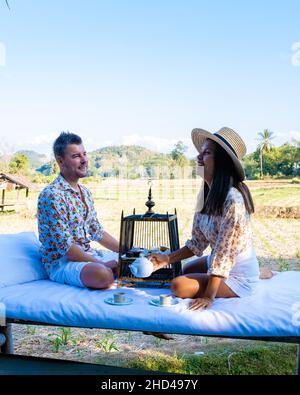 Ehepaar im Urlaub in Nan Thailand mit Kaffee und Tee und Blick über die Landschaft von Nan Thailand. Asien Stockfoto