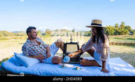 Ehepaar im Urlaub in Nan Thailand mit Kaffee und Tee und Blick über die Landschaft von Nan Thailand. Asien Stockfoto