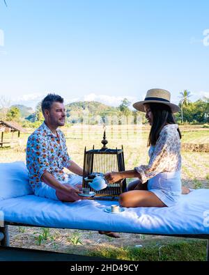 Ehepaar im Urlaub in Nan Thailand mit Kaffee und Tee und Blick über die Landschaft von Nan Thailand. Asien Stockfoto