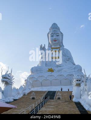 Wat Huay Pla Kang Chiang Rai Thailand, Wat Hua Pla Kang ist einer der beeindruckendsten Tempel in Chiang Rai. Die Hauptattraktion dieses 2001 erbauten Tempelkomplexes ist ein 100 Meter hoher weißer Buddha. Stockfoto